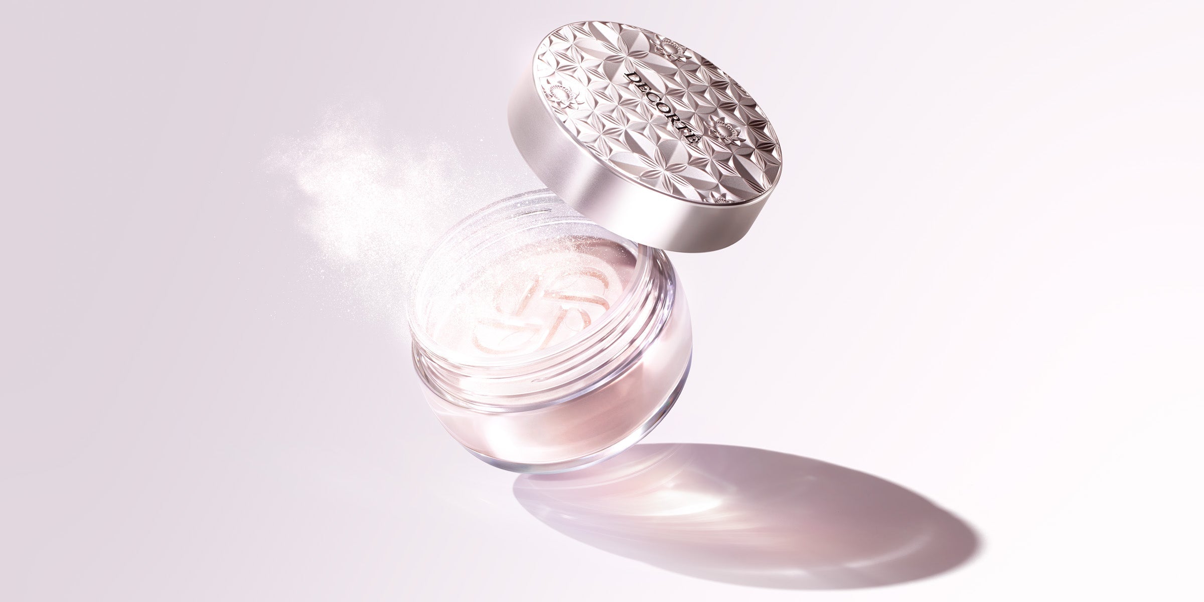 Un voile de lumière pour sublimer votre teint cet automne; avec la poudre DECORTÉ